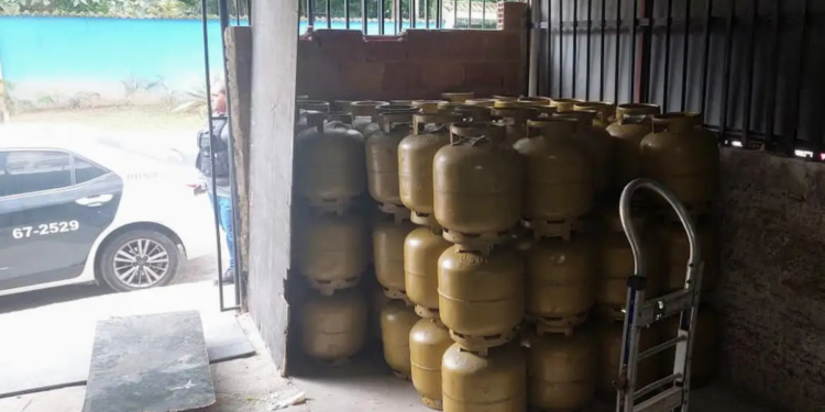 Operação da Polícia Federal e ANP apura cartel e preços abusivos na venda de gás de cozinha em 24 cidades do Brasil.