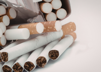 Comissão do Senado aprova projeto que torna crime vender cigarros e vapes a menores, com pena de até quatro anos; texto segue para a CCJ.