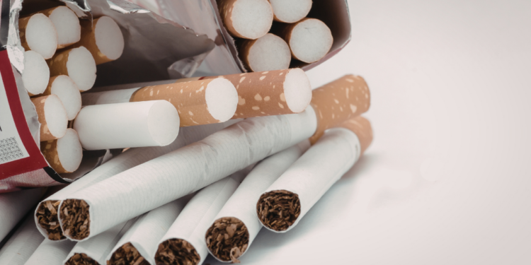 Comissão do Senado aprova projeto que torna crime vender cigarros e vapes a menores, com pena de até quatro anos; texto segue para a CCJ.