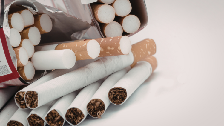 Comissão do Senado aprova projeto que torna crime vender cigarros e vapes a menores, com pena de até quatro anos; texto segue para a CCJ.