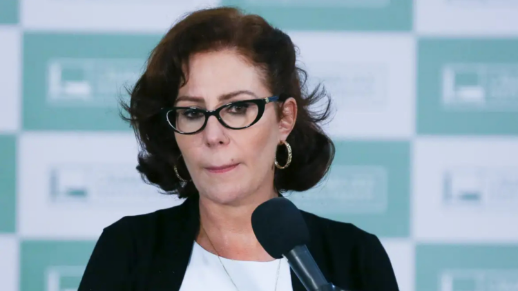 Defesa de Carla Zambelli recorre à Corte de Cassação da Itália contra decisão que autorizou sua extradição ao Brasil. Caso pode levar até seis meses para julgamento.