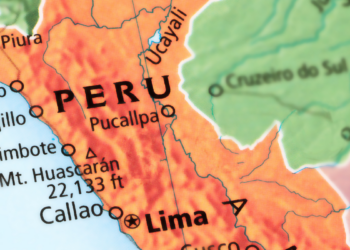 Tribunal Eleitoral do Peru reabre locais de votação após falhas na distribuição de cédulas. Apuração segue lenta e eleição permanece indefinida.