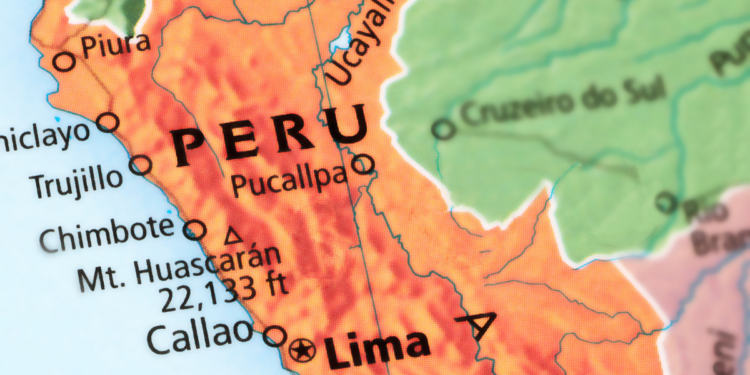 Tribunal Eleitoral do Peru reabre locais de votação após falhas na distribuição de cédulas. Apuração segue lenta e eleição permanece indefinida.
