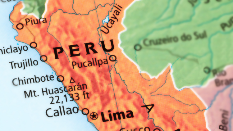 Tribunal Eleitoral do Peru reabre locais de votação após falhas na distribuição de cédulas. Apuração segue lenta e eleição permanece indefinida.