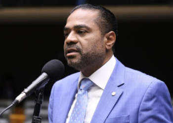 Câmara aprova proposta que exige alertas em medicamentos sobre riscos ao dirigir veículos. Texto ainda será analisado pela CCJ e pelo Senado.