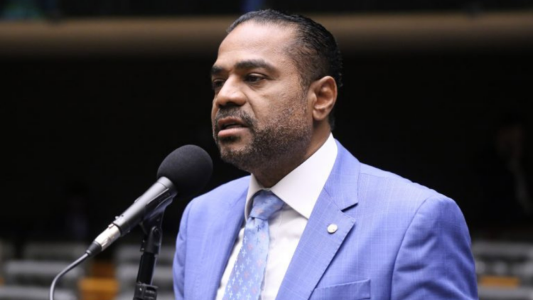 Câmara aprova proposta que exige alertas em medicamentos sobre riscos ao dirigir veículos. Texto ainda será analisado pela CCJ e pelo Senado.