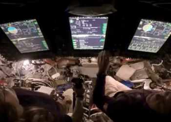 Missão Artemis II da NASA retorna após 10 dias ao redor da Lua. Tripulação relata experiência histórica e prepara caminho para futuras explorações lunares.