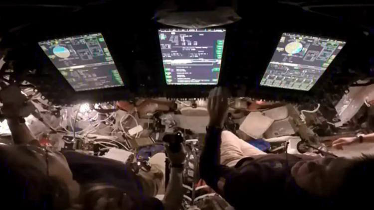 Missão Artemis II da NASA retorna após 10 dias ao redor da Lua. Tripulação relata experiência histórica e prepara caminho para futuras explorações lunares.