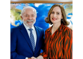 Governo federal troca presidência do INSS e nomeia Ana Cristina Viana Silveira. Objetivo é acelerar análise de benefícios e reduzir filas de atendimento.