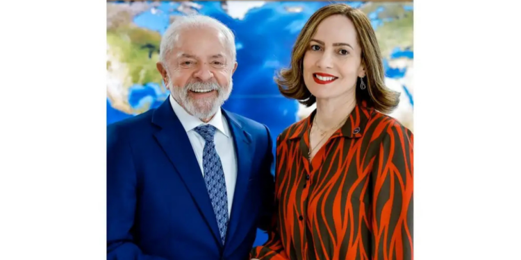 Governo federal troca presidência do INSS e nomeia Ana Cristina Viana Silveira. Objetivo é acelerar análise de benefícios e reduzir filas de atendimento.