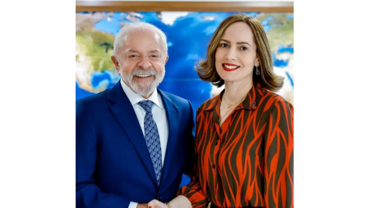 Governo federal troca presidência do INSS e nomeia Ana Cristina Viana Silveira. Objetivo é acelerar análise de benefícios e reduzir filas de atendimento.