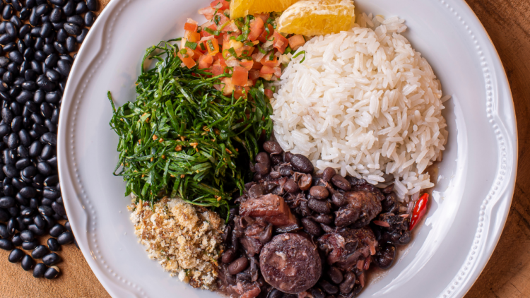 Estudo aponta que 60,7% das famílias em favelas vivem insegurança alimentar e destaca crescimento da obesidade infantil nesses territórios.