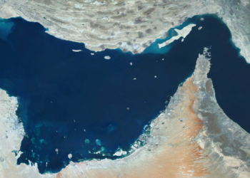 Navio atravessa o Estreito de Ormuz mesmo com bloqueio dos EUA. Episódio aumenta tensão entre Irã e Estados Unidos e preocupa mercado global.