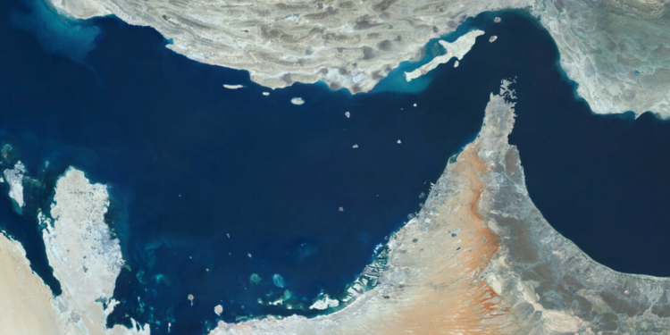 Navio atravessa o Estreito de Ormuz mesmo com bloqueio dos EUA. Episódio aumenta tensão entre Irã e Estados Unidos e preocupa mercado global.