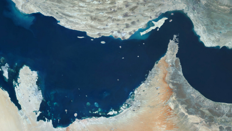 Navio atravessa o Estreito de Ormuz mesmo com bloqueio dos EUA. Episódio aumenta tensão entre Irã e Estados Unidos e preocupa mercado global.