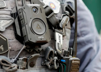 Projeto de lei na Câmara propõe aumento de pena para policiais em casos de homicídio por uso excessivo da força em ocorrências no Brasil.