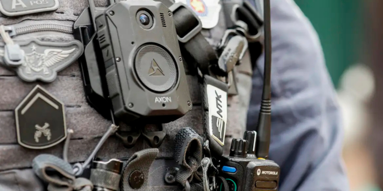 Projeto de lei na Câmara propõe aumento de pena para policiais em casos de homicídio por uso excessivo da força em ocorrências no Brasil.