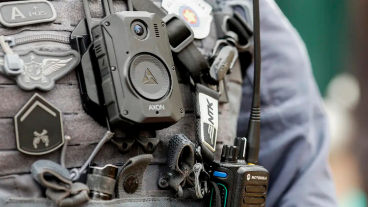 Projeto de lei na Câmara propõe aumento de pena para policiais em casos de homicídio por uso excessivo da força em ocorrências no Brasil.