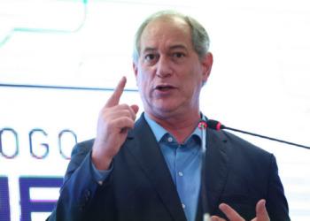 Aécio Neves convida Ciro Gomes para disputar a Presidência da República pelo PSDB, destacando o ex-governador como opção de centro democrático em articulação política em Brasília.