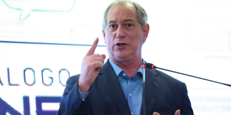 Aécio Neves convida Ciro Gomes para disputar a Presidência da República pelo PSDB, destacando o ex-governador como opção de centro democrático em articulação política em Brasília.