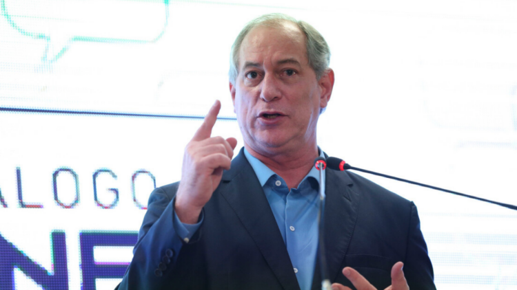 Aécio Neves convida Ciro Gomes para disputar a Presidência da República pelo PSDB, destacando o ex-governador como opção de centro democrático em articulação política em Brasília.