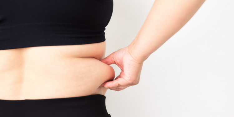 Estudo associa gordura abdominal na menopausa a pior desempenho cognitivo.