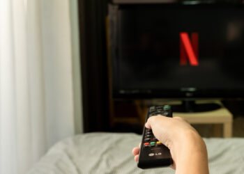 Netflix lança IA capaz de remover objetos de vídeos e reconstruir a cena automaticamente