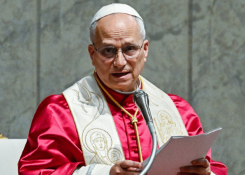 Papa Leão XIV afirma que continuará defendendo a paz após críticas de Trump.