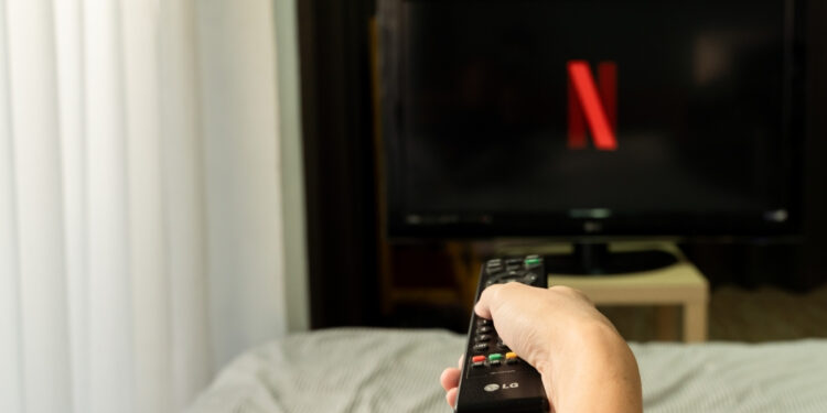 Netflix lança IA capaz de remover objetos de vídeos e reconstruir a cena automaticamente