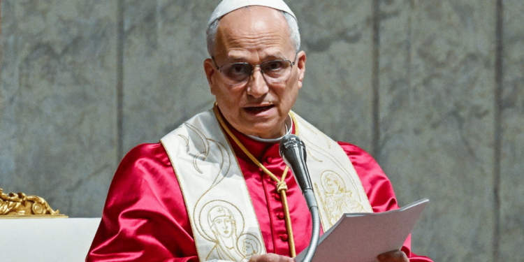 Papa Leão XIV afirma que continuará defendendo a paz após críticas de Trump.