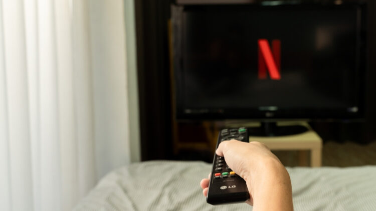 Netflix lança IA capaz de remover objetos de vídeos e reconstruir a cena automaticamente