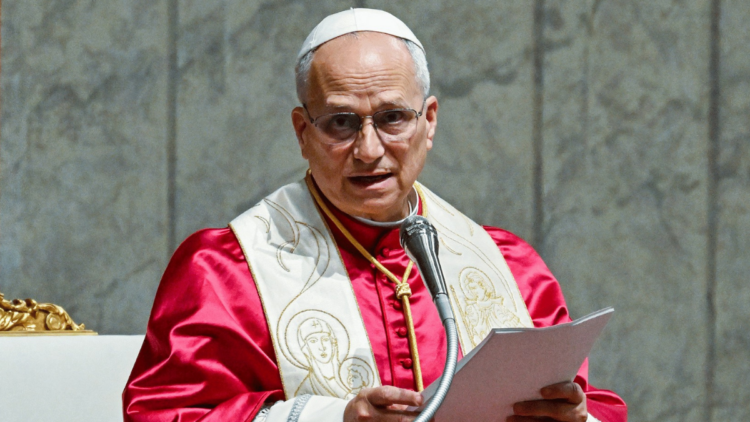 Papa Leão XIV afirma que continuará defendendo a paz após críticas de Trump.