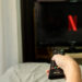 Netflix lança IA capaz de remover objetos de vídeos e reconstruir a cena automaticamente