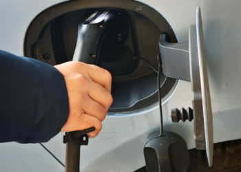 BYD amplia recarga ultrarrápida para carros elétricos populares.