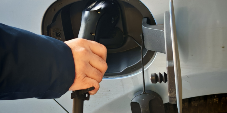 BYD amplia recarga ultrarrápida para carros elétricos populares.