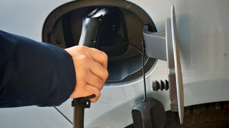 BYD amplia recarga ultrarrápida para carros elétricos populares.