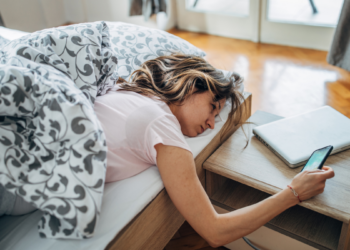 Jet lag social afeta sono e saúde de adolescentes.