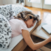 Jet lag social afeta sono e saúde de adolescentes.