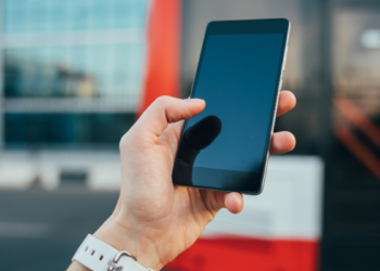 Estudos indicam que luz azul do celular pode ter menor impacto no sono do que se pensava.