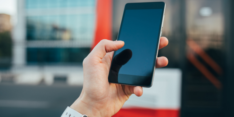 Estudos indicam que luz azul do celular pode ter menor impacto no sono do que se pensava.