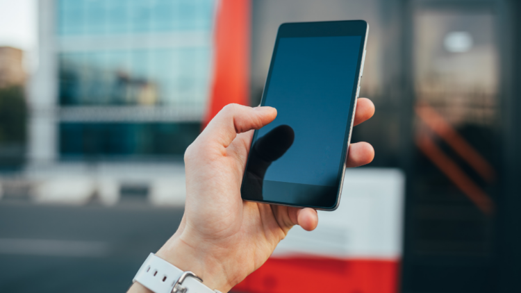 Estudos indicam que luz azul do celular pode ter menor impacto no sono do que se pensava.