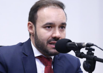 Diretores da Câmara receberam valores elevados em horas extras, segundo levantamento.