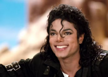Diretor volta a comentar acusações contra Michael Jackson.