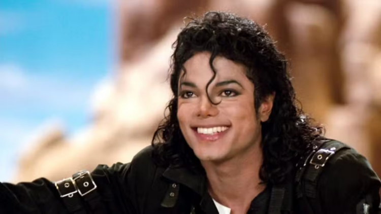 Diretor volta a comentar acusações contra Michael Jackson.
