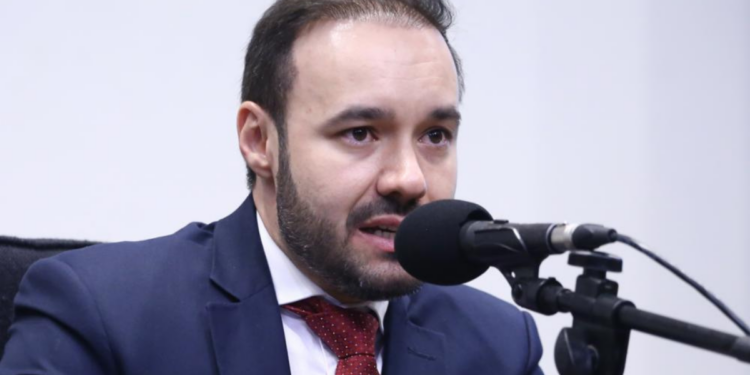 Diretores da Câmara receberam valores elevados em horas extras, segundo levantamento.