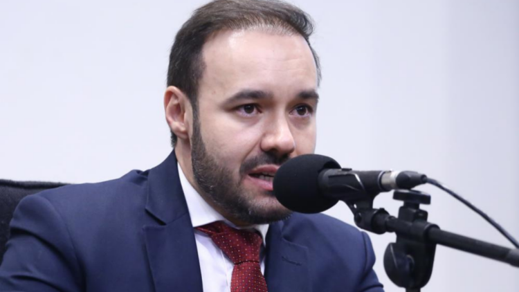 Diretores da Câmara receberam valores elevados em horas extras, segundo levantamento.