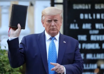 Bíblia promovida por Trump gera debate político e religioso.