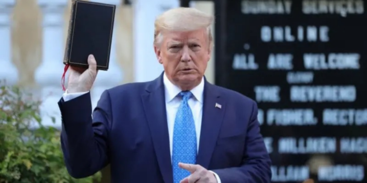 Bíblia promovida por Trump gera debate político e religioso.