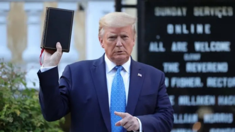 Bíblia promovida por Trump gera debate político e religioso.