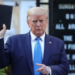 Bíblia promovida por Trump gera debate político e religioso.
